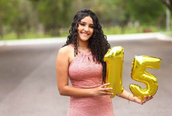 quinceanera-holding-balloons-15